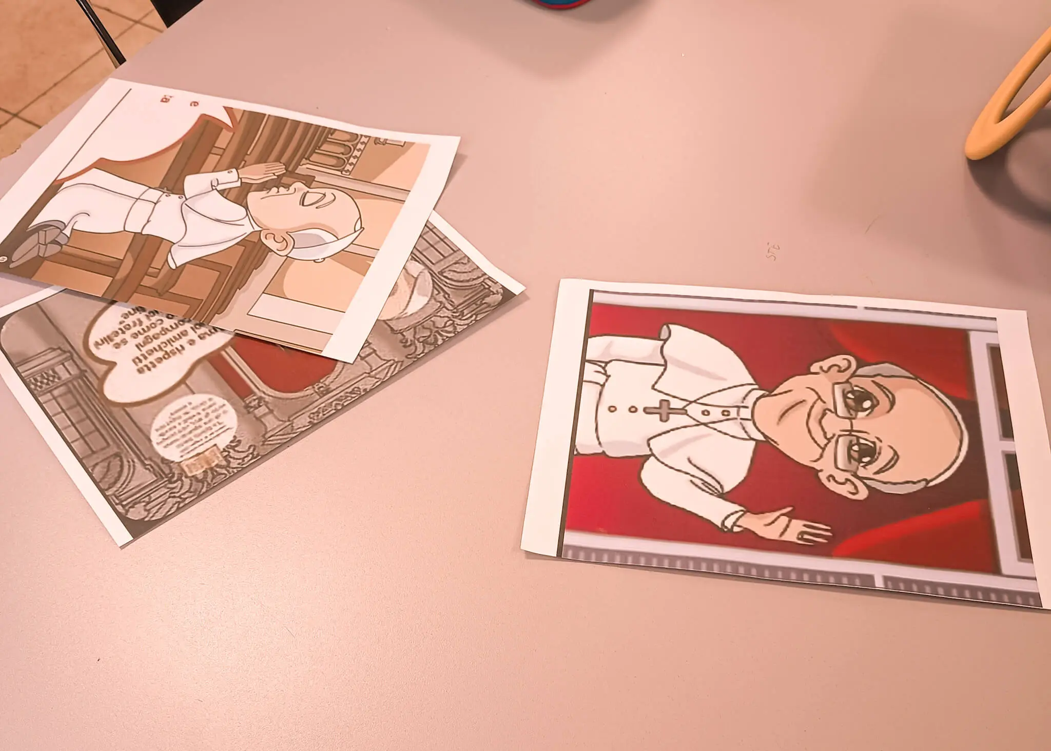 Gruppo di studenti al lavoro su un progetto scolastico sulla storia del Conclave e del Vaticano