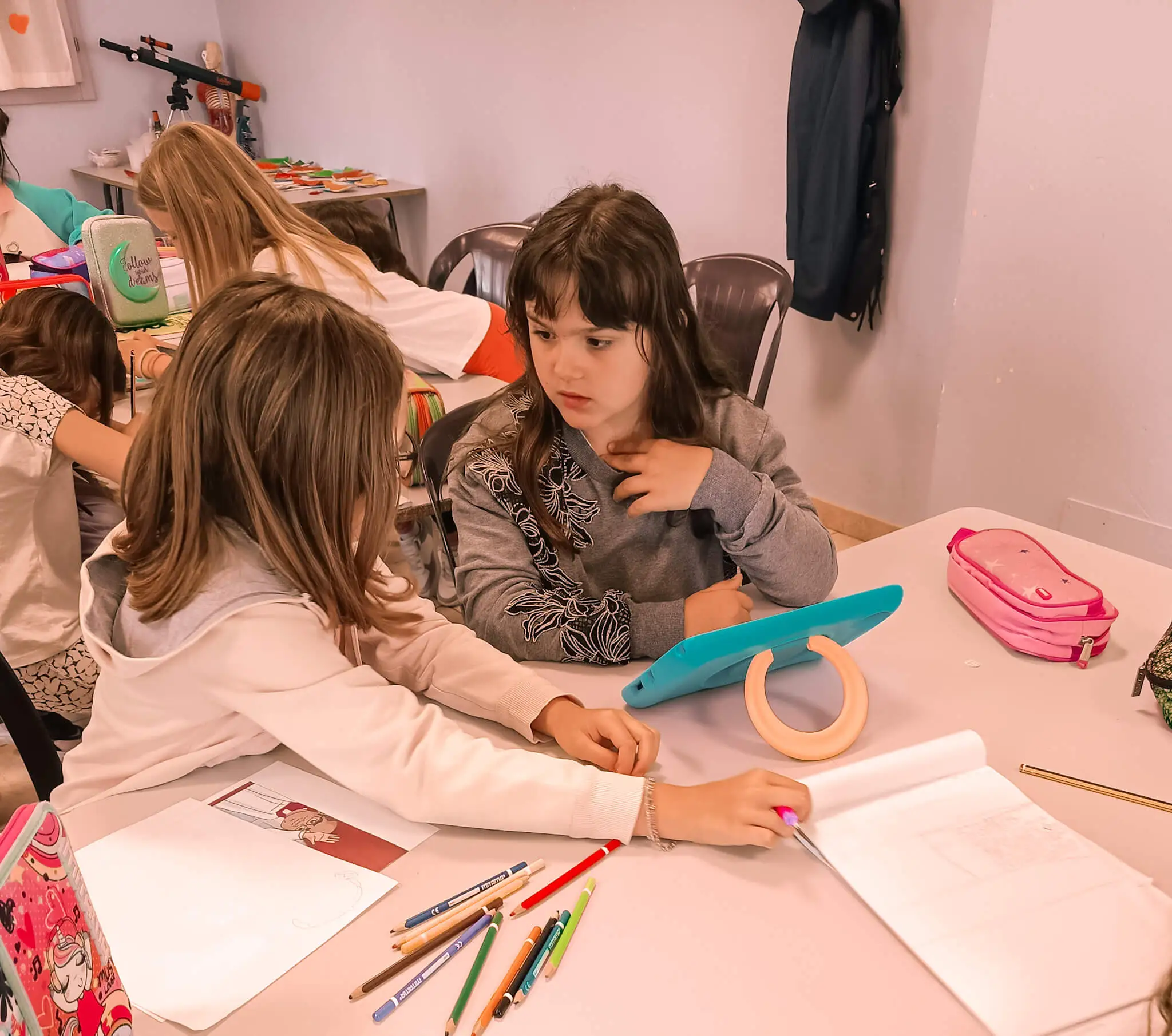Disegno a fumetti realizzato da un bambino che racconta l’elezione del Papa e la fumata bianca.