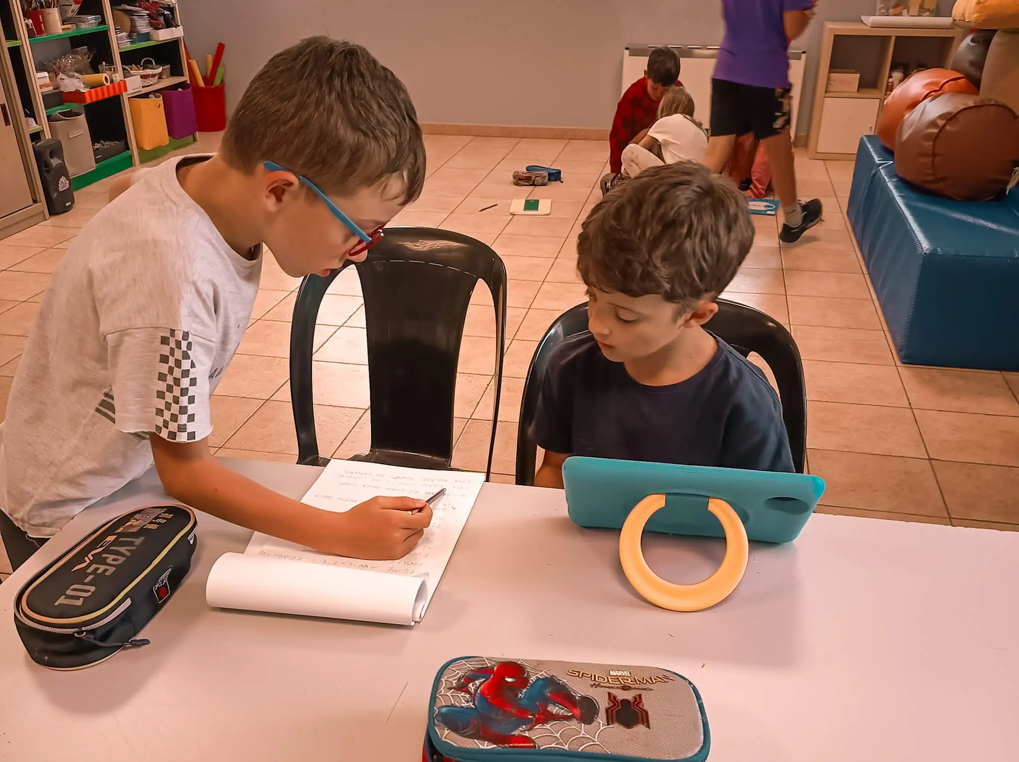Alunni intenti a guardare un video educativo sul Conclave con l’aiuto dei tablet in classe.