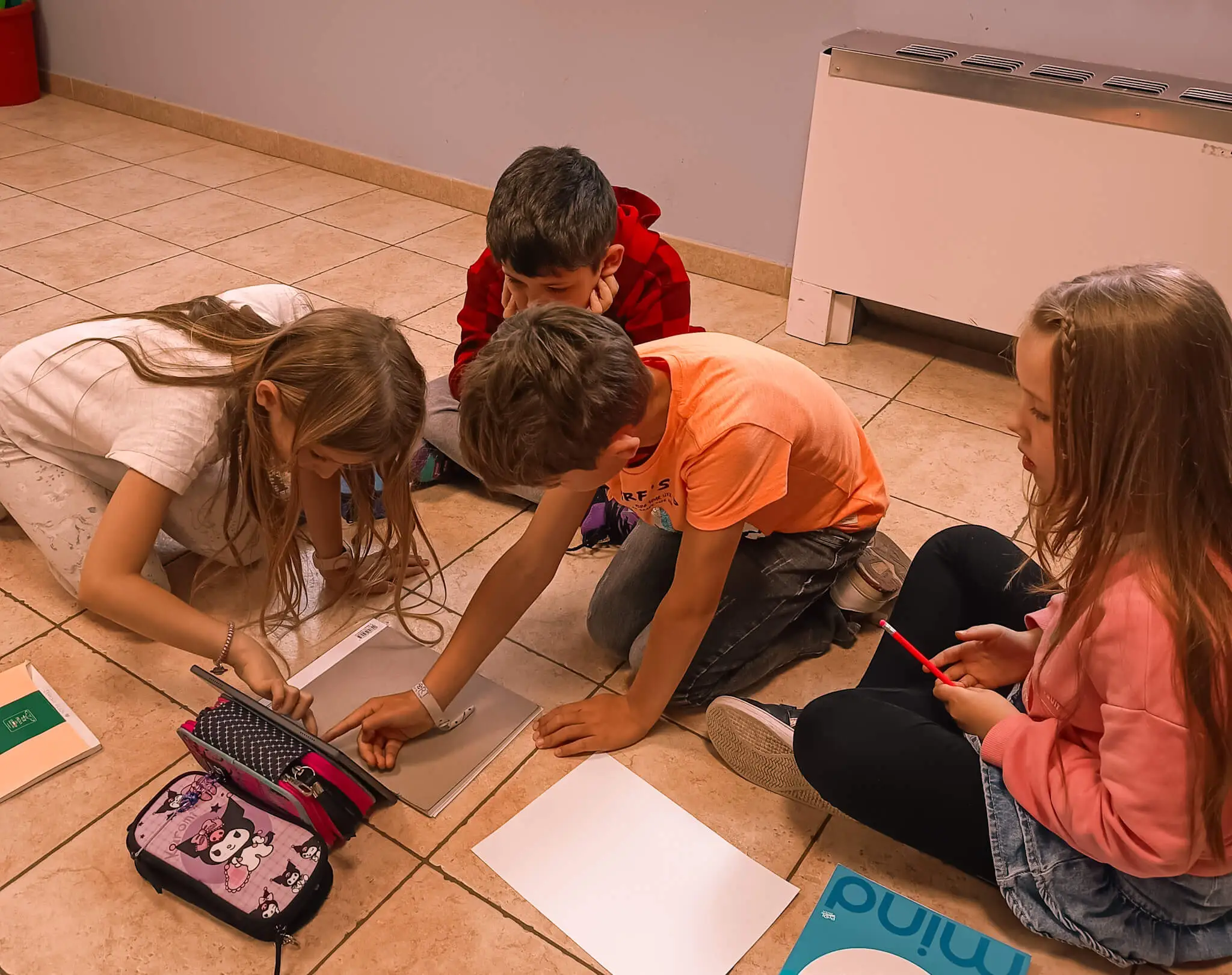 Bambini della scuola primaria disegnano fumetti sul Conclave durante un’attività didattica di gruppo.