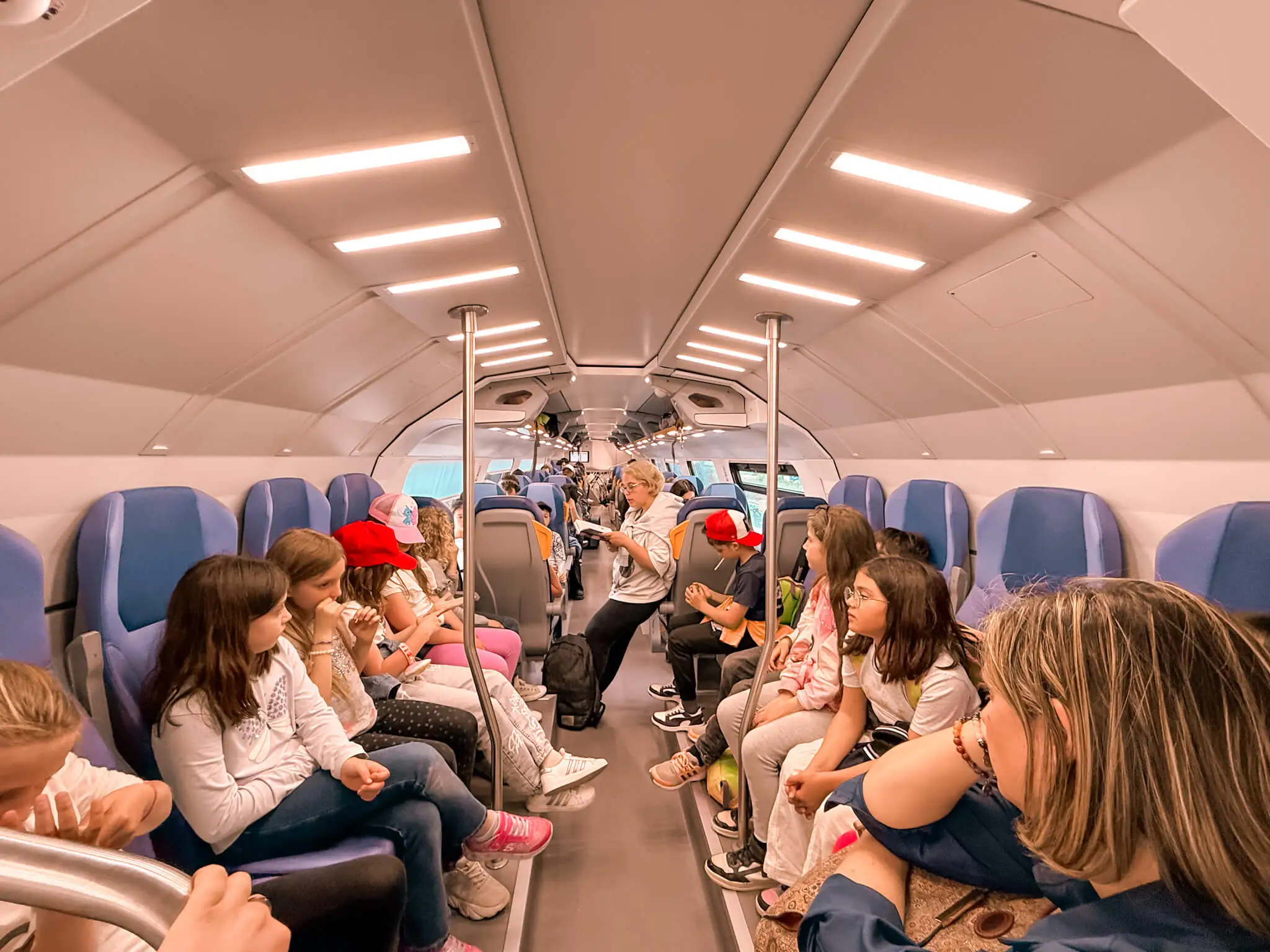 La maestra Lisa legge un racconto in treno mentre rientriamo dalla gita