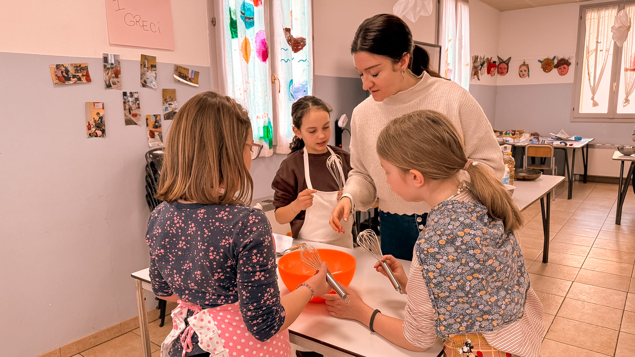 teacher Giulia spiega a 3 alunne la ricetta dei pancakes